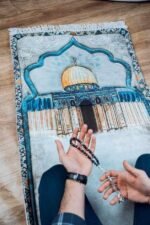 ⁦سجادة صلاة مبطنة مانعة للانزلاق برسومات إسلامية مع سبحة أنيقة⁩ - الصورة ⁦11⁩