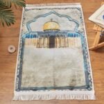⁦سجادة صلاة مبطنة مانعة للانزلاق برسومات إسلامية مع سبحة أنيقة⁩ - الصورة ⁦10⁩