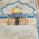 ⁦سجادة صلاة مبطنة مانعة للانزلاق برسومات إسلامية مع سبحة أنيقة⁩ - الصورة ⁦9⁩